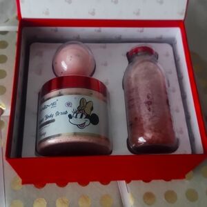 NWT The Creme Shop Spa Set